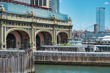 Bir feribottan Staten Island rıhtımının manzarası