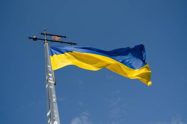 Ukrayna 'nın Ukrayna' nın Lviv şehrinde mavi gökyüzüne karşı rüzgarda dalgalanan büyük bir Ukrayna bayrağı