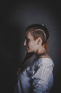 Yaratıcı saç kesimi olan kızıl saçlı kız.