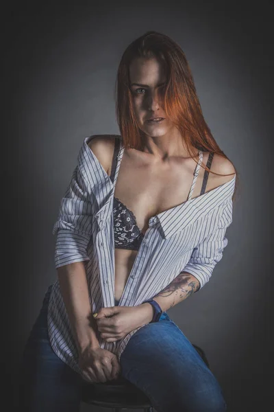 Çamaşırlı Gömlekli Kızıl Saçlı Kız — Stok fotoğraf