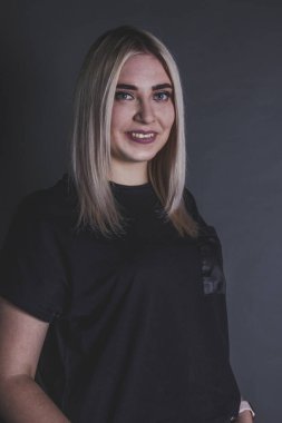 Gülümseyen sarışın bir kızın portresi