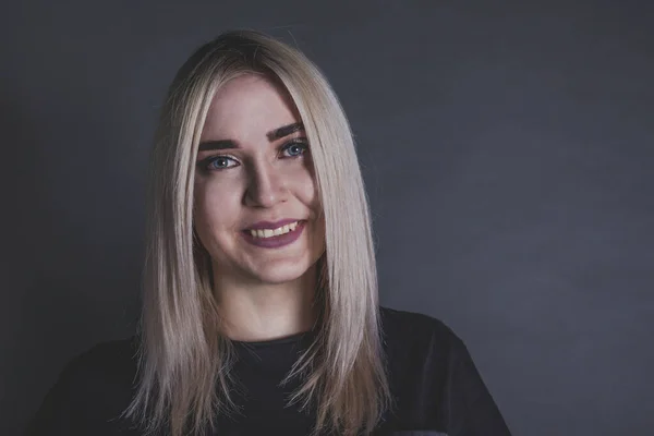 Gülümseyen sarışın bir kızın yüzü