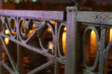 Köprüdeki eski güzel parmaklıklar