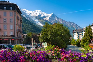  Fransa. Mont Blanc 'ın eteğindeki Chamonix kayak merkezinde yaz tatili. Alplerdeki Hautes-Savoie' de yer alan yer şehrin üzerinde yükseliyor. Arv nehri akıyor. Birçok renkli, renkli çiçek..