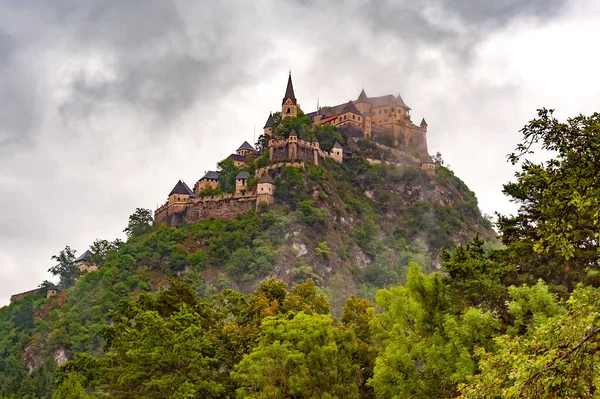 Avusturya. Bulutlu bir günde Hochosterwitz Kalesi 'nin manzarası. 9. yüzyılda Avusturya' da yapılmış bir ortaçağ kalesi. Yağmurlu bir günde inşa edilmiş..