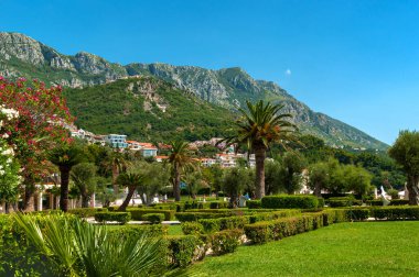 Karadağ. Sveti Stefan.Dağ manzaralı köy manzarası..