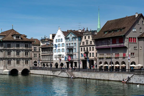 Zürih 'te yaz günü. Zürih Belediye Binası Limmat Nehri' nin sağ yakasında. Mavi gökyüzü..