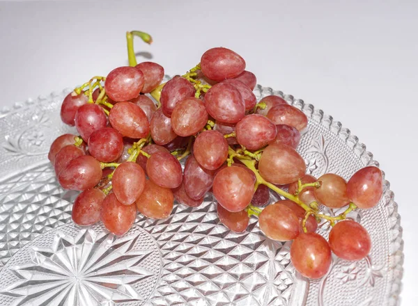 Bunch Pink Grapes Glass Dish White Background Macro Photography — Stock Photo, Image