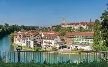 İsviçre. Bern şehri manzaralı. Şehrin panoraması nehir tarafından yıkandı..