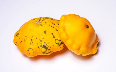 İki parlak sarı kabak grubu. Biri yeşil benekli kabak. Beyaz arka planda izole edilmiş..