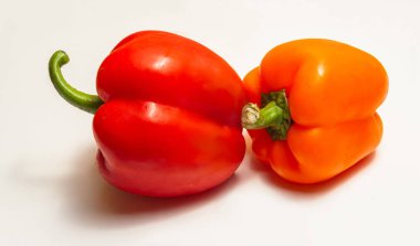 İki biberli bir grup. Biri kırmızı, diğeri turuncu..