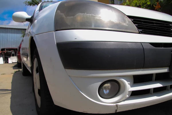 Side View Dusty Headlight Old White Car Broken Front Bar — Stock Photo, Image