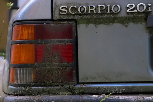 Primer Plano Viejo Faro Oxidado Polvoriento Viejo Coche Abandonado Lleno — Foto de Stock