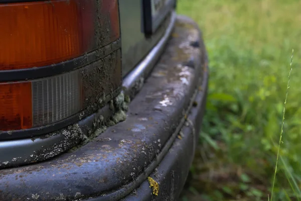 放棄されたヴィンテージカーバックバーのサイドビュー苔の完全なほこりを錆びました 車の後ろとほとんどのクローズアップ さらに苔でいっぱいの車のヘッドライト — ストック写真