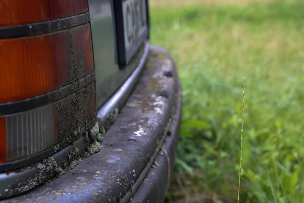 Vue Latérale Une Ancienne Voiture Abandonnée Barre Arrière Pleine Mousse — Photo