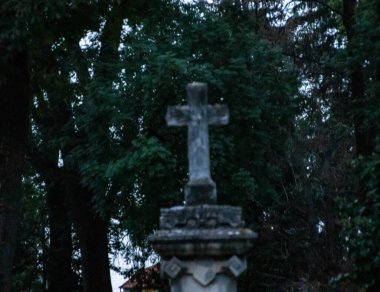 Eski bir mezarlıktan ürpertici bir haç. Haçın yakından görünüşü.