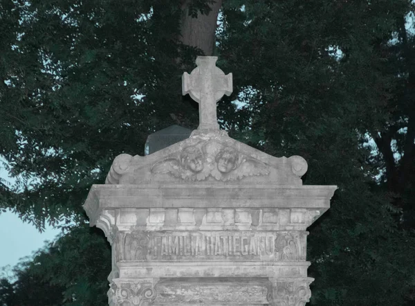 Moitié Une Vieille Pierre Tombale Avec Crucifix Pendant Nuit — Photo