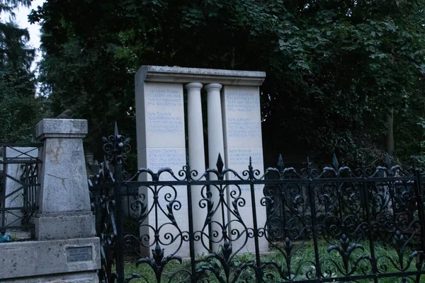 Uma Sepultura Estranha Com Dois Pontos Num Velho Cemitério Cólon — Fotografia de Stock