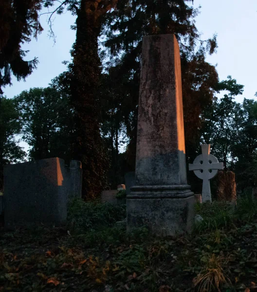 Een Oude Grafsteen Een Oude Begraafplaats Tijdens Zonsondergang Zonnestralen Zijn — Stockfoto