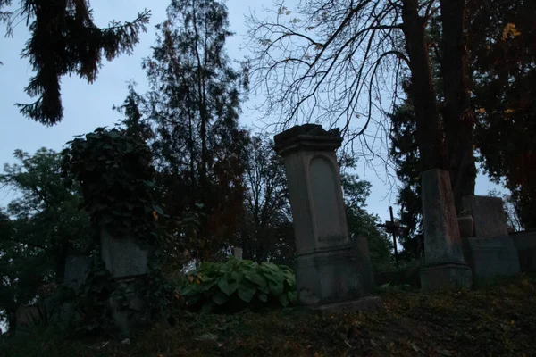 Horário Assustador Noite Antigo Cemitério Com Lápides Muito Antigas — Fotografia de Stock