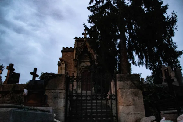 Uma Cripta Gótica Assustadora Antigo Cemitério Que Pertence Uma Família — Fotografia de Stock