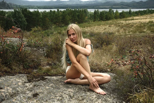 Uma Menina Senta Uma Pedra Meio Montanhas Floresta Lago Foto — Fotografia de Stock