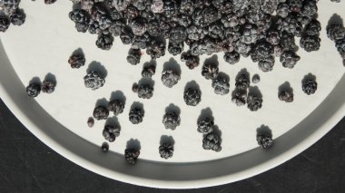 Yaz aylarında böğürtlenler hafif arka planda olgunlaşır.