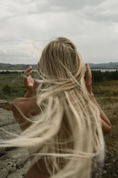 Blond włosy trzepocze na wietrze — Zdjęcie stockowe