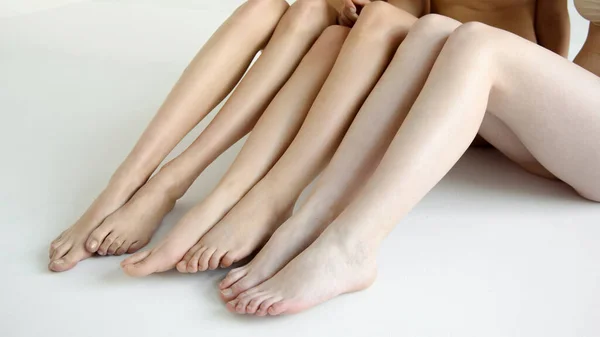 Slender womens legs without hair — Stock Photo, Image