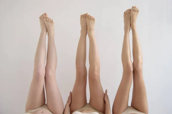 Λεπτές γυναίκες πόδια χωρίς μαλλιά Εικόνα Αρχείου