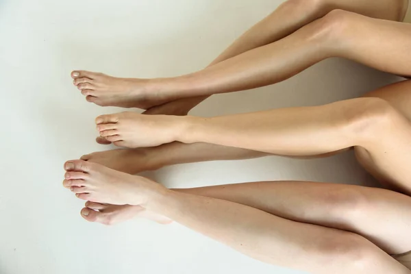Mulheres magras pernas sem cabelo — Fotografia de Stock