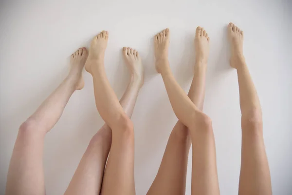 Mujeres delgadas piernas sin pelo —  Fotos de Stock