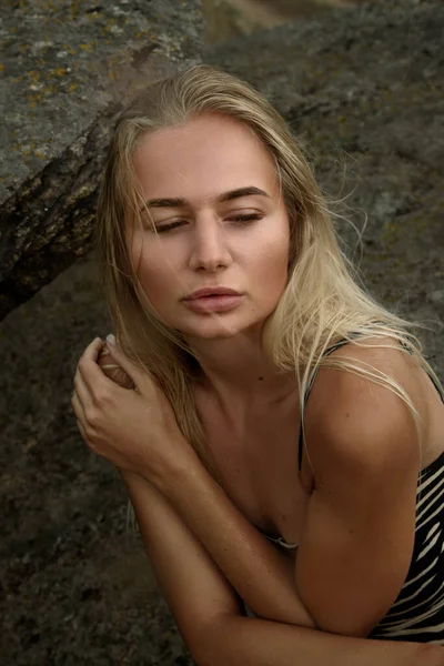 Doğanın arka planına dokunmadan kız