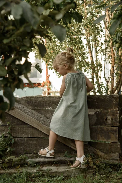 Küçük kız düşünceli bir şekilde aşağıya bakıyor.