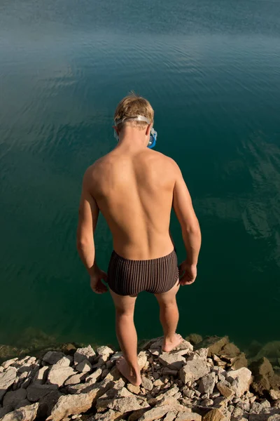 Adam suya girmeye hazırlanıyor.