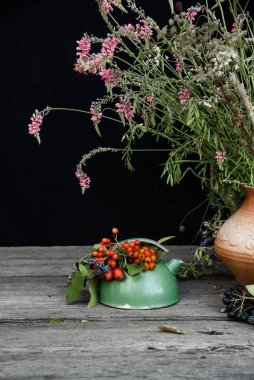 Böğürtlen buketleri ve kır çiçekleriyle dolu sakin bir hayat.