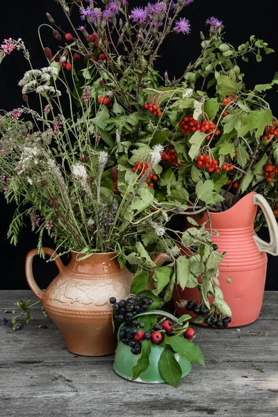 Böğürtlen buketleri ve kır çiçekleriyle dolu sakin bir hayat.