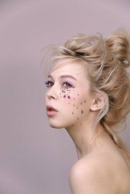 Sarışın, eflatun renginde. Çiçeklerden yapılmış gözyaşları.