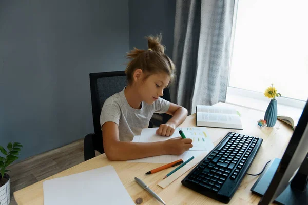 Η μαθήτρια κάνει σχολικές εργασίες από το σπίτι της.. Φωτογραφία Αρχείου