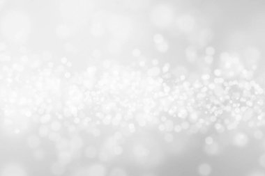 Bokeh soyut, gümüş ve beyaz, güzel bir arkaplan. Yumuşak renkli ışık parıltısı. Arkaplan ya da tasarım ürünleri, kozmetik reklamlar, kış, Noel, lüks, güzellik, bebek, modern, yaratıcı