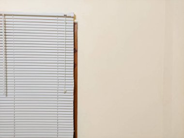 Açık sarı odada pencere perdeleri, iç dizayn konsepti