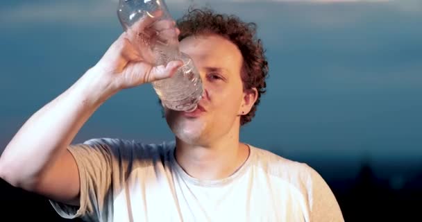 Guy Shirt Drinks Water Pawn Suddenly Spits Water Fountain — Stock Video