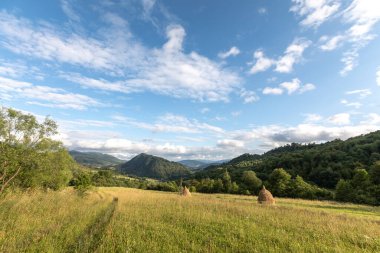 Zirvelerin, bulutların ve Karpat Dağlarının güzel manzarası