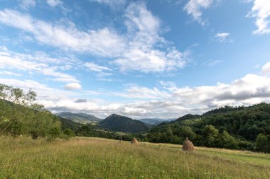 Zirvelerin, bulutların ve Karpat Dağlarının güzel manzarası