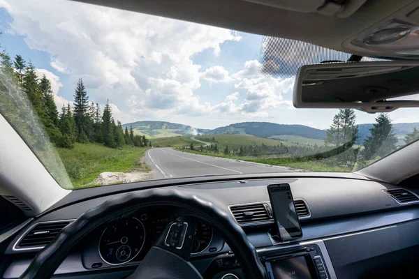 Tatra 'dan geçerken görülebilen bir arabanın ön camından Polonya dağlarının manzarası.