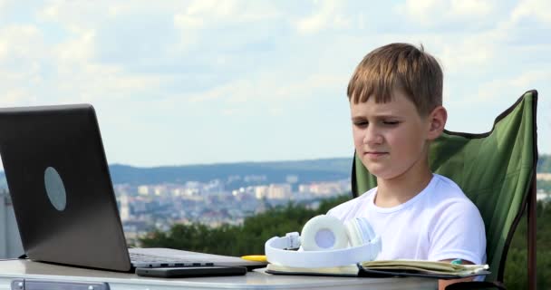 Chlapec Sluchátkách Studuje Notebooku Zvedá Telefon — Stock video