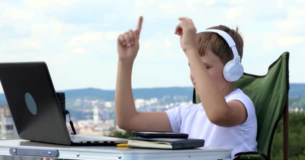 Pojke Studerar Nära Laptop Tittar Monokel Och Skriver Ner Idéer — Stockvideo