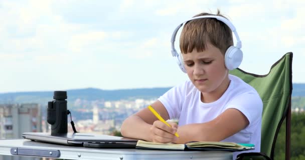 Niño Aprende Escribe Ideas Cuaderno Mira Telescopio Monocular — Vídeos de Stock