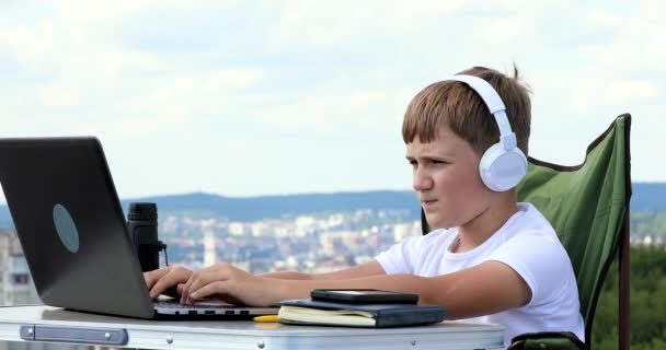 Pojken Studerar Vid Datorn Något Fel Med Honom Och Han — Stockvideo