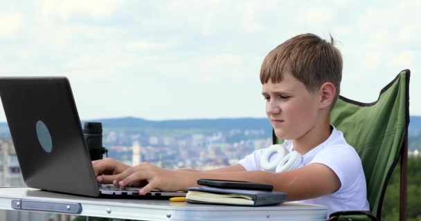 Мальчик Работает Компьютером Отвечает Звонки — стоковое видео
